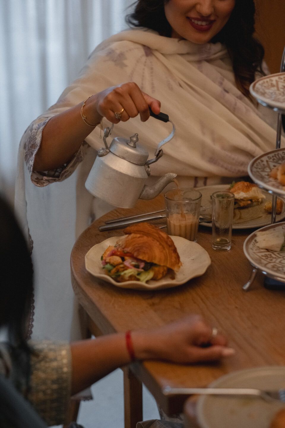 Teatime: Eine Geschichte zwischen zwei Welten